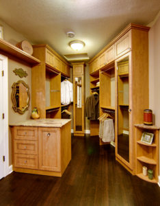 Walk-in closet system with peninsula island